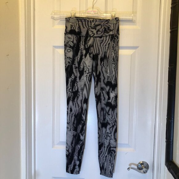 Nike Women's Legendary Waves' Dri-fit Training Capris Size XS EUC - Picture 4 of 9